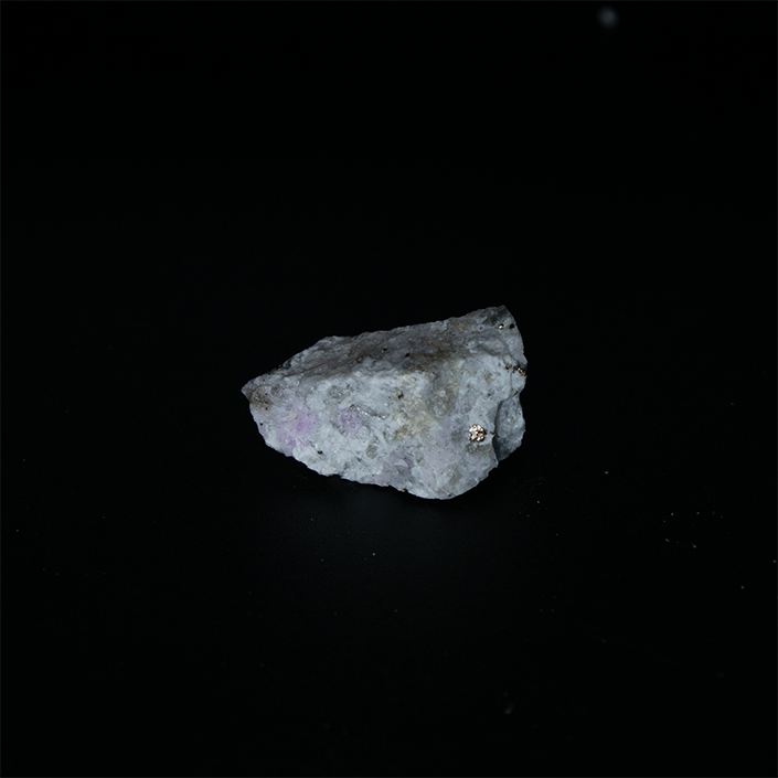 Sodalite var. Hackmanite - 2.5 x 1.4 x 1.3 cm - 3.8 g