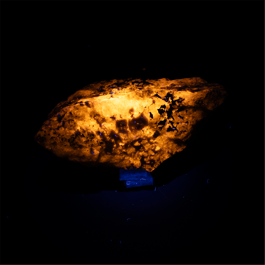 Blue Sodalite with Aegirine - 9.5 x 7.0 x 4.0 cm - 211.9 g