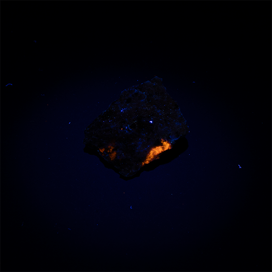 Sodalite var. Hackmanite - 2.3 x 2.0 x 0.8 cm - 4.9 g