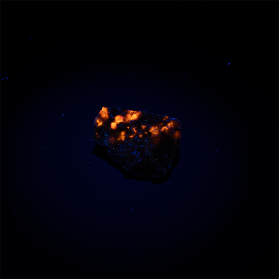 Sodalite var. Hackmanite - 2.3 x 1.7 x 1.0 cm - 4.0 g