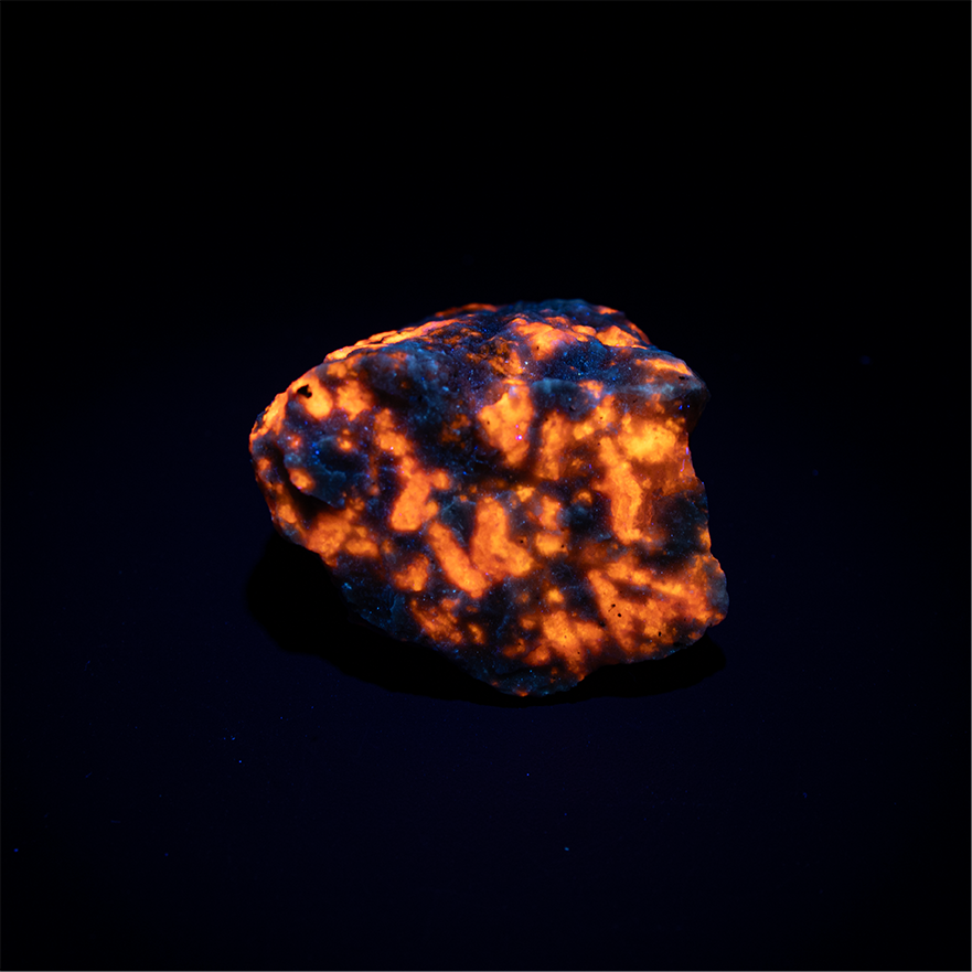 Sodalite var. Hackmanite - 3.0 x 2.0 x 2.2 cm - 12.2 g