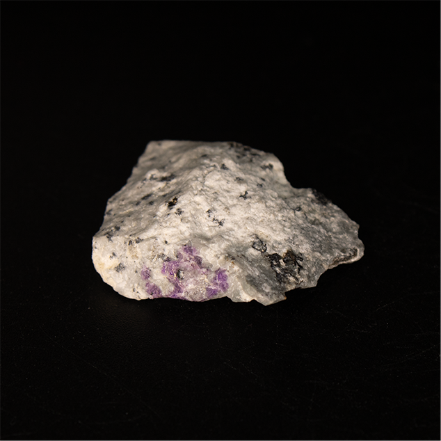 Sodalite var. Hackmanite - 2.3 x 2.0 x 0.8 cm - 4.9 g