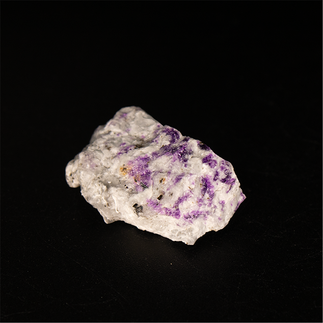 Sodalite var. Hackmanite - 2.3 x 1.7 x 1.0 cm - 4.0 g