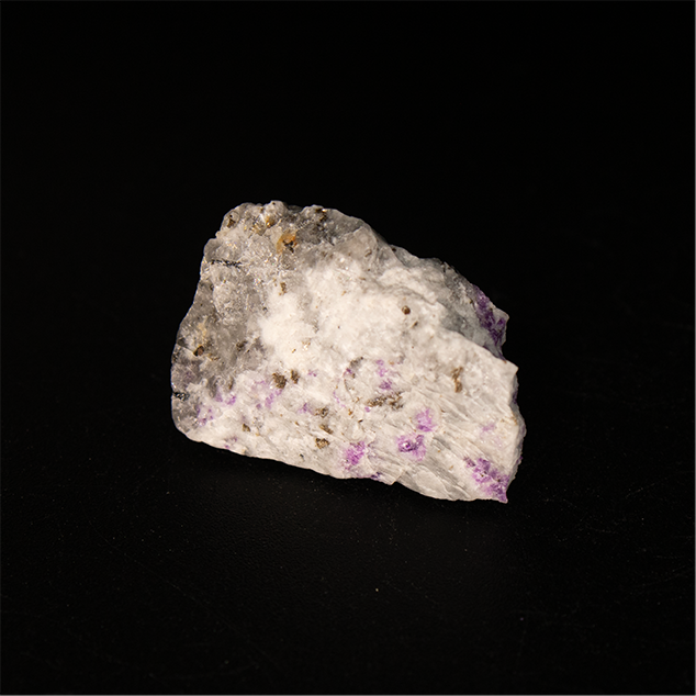 Sodalite var. Hackmanite - 2.3 x 1.7 x 1.0 cm - 4.0 g