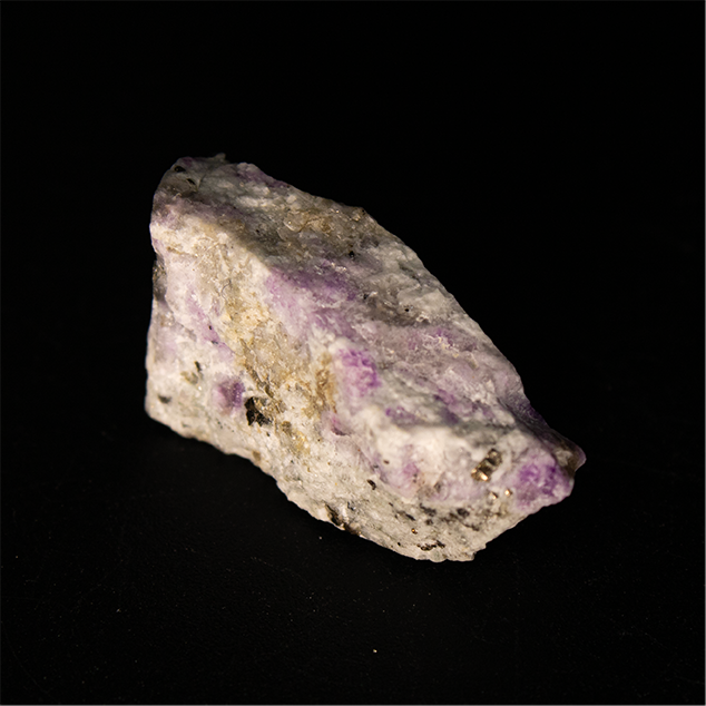 Sodalite var. Hackmanite - 2.5 x 1.4 x 1.3 cm - 3.8 g