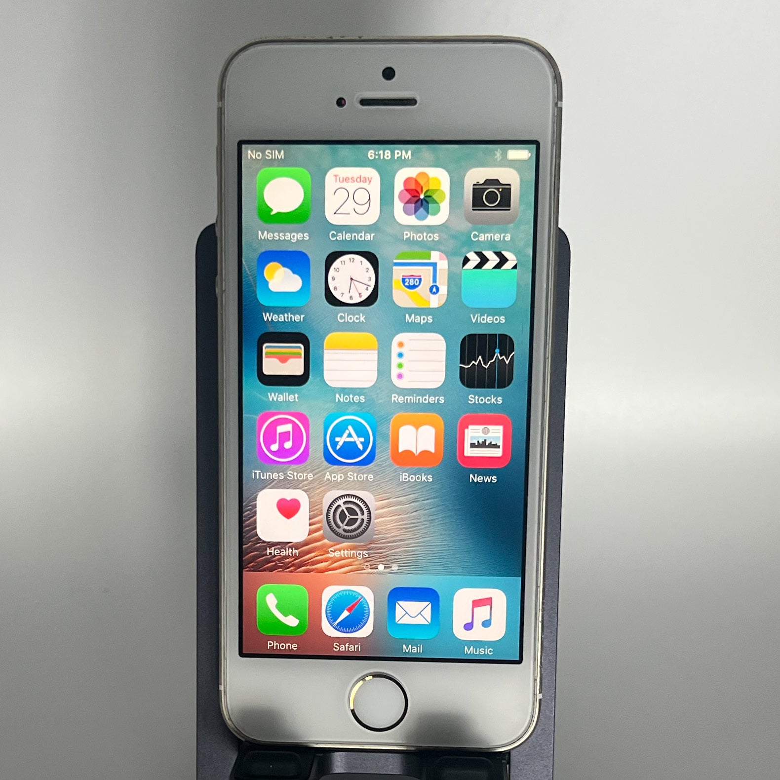 iPhone 5S - iOS 9.2 (RARE) - Locked - 16GB - Battery 85%