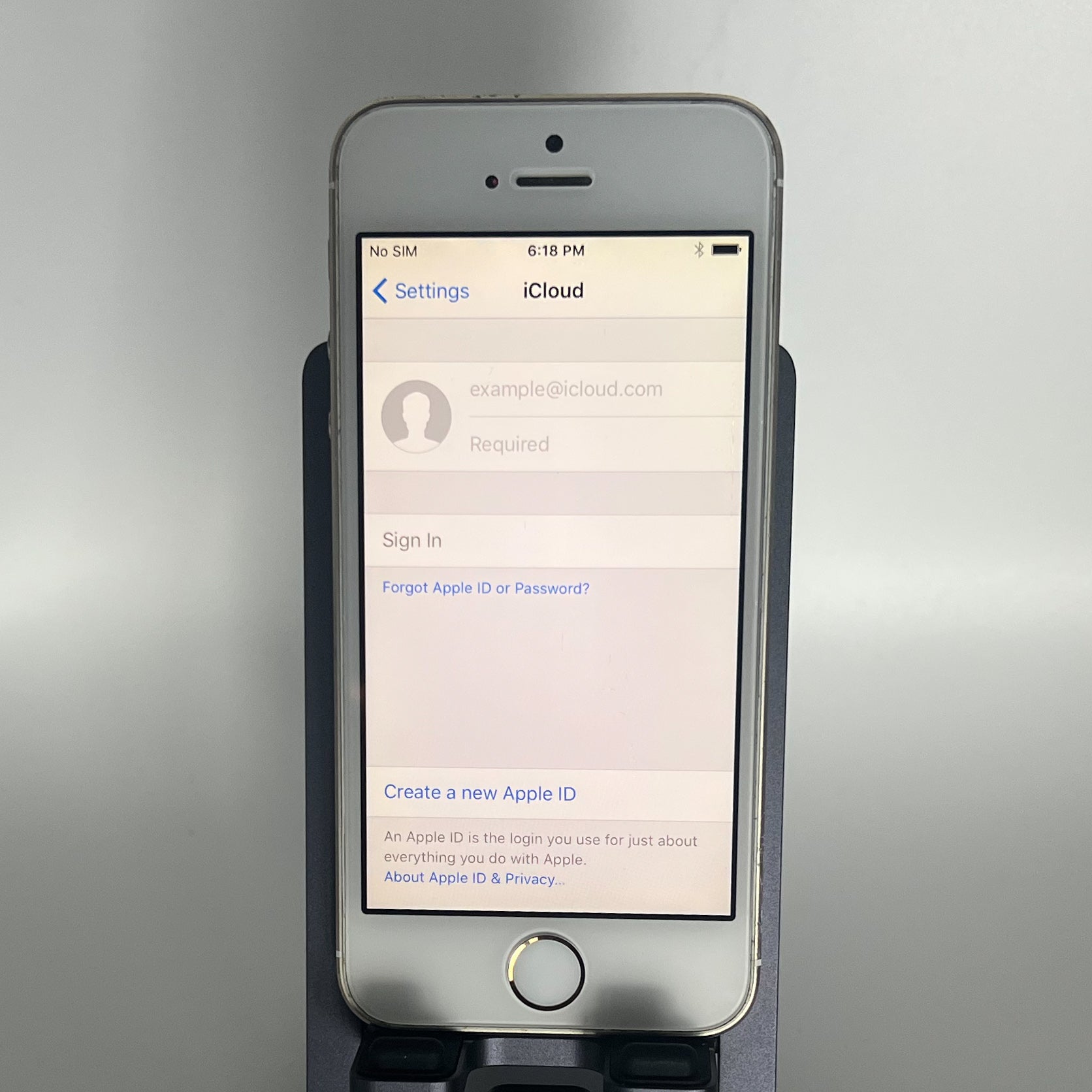 iPhone 5S - iOS 9.2 (RARE) - Locked - 16GB - Battery 85%