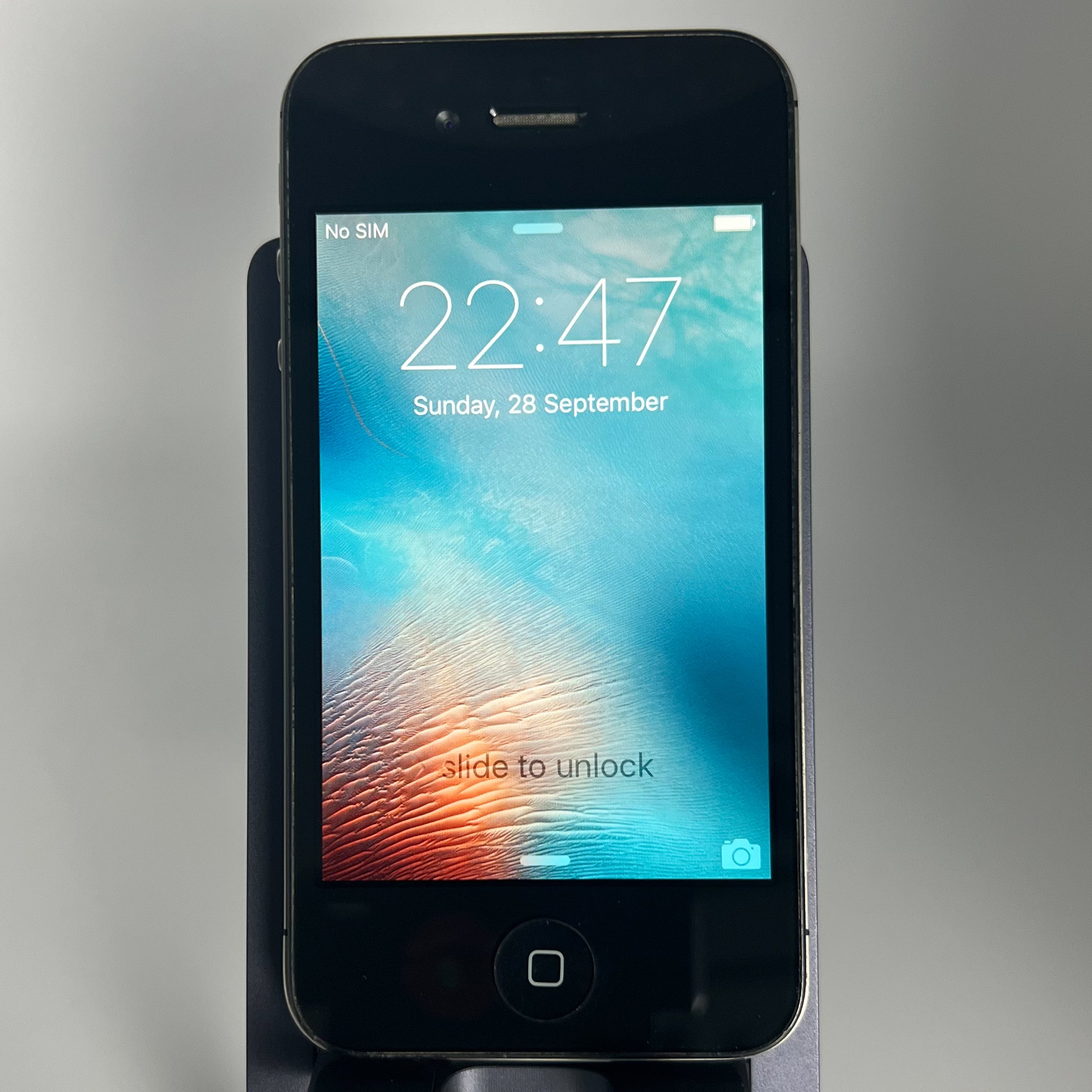 iPhone 4S - Works fine - 8GB - iOS 9.3.5 - Battery 93% - Unlocked