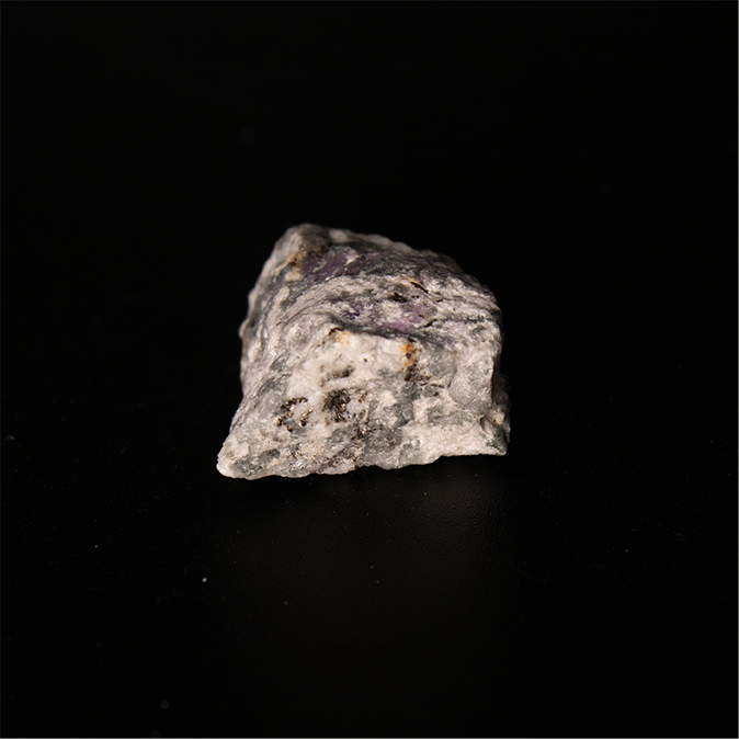 Sodalite var. Hackmanite – 2.3 x 2.0 x 1.2 cm – 4.2g