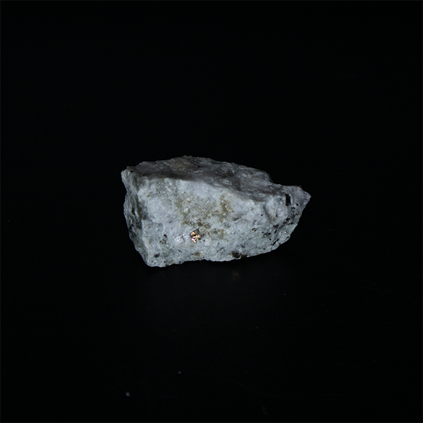 Sodalite var. Hackmanite - 2.5 x 1.4 x 1.3 cm - 3.8 g