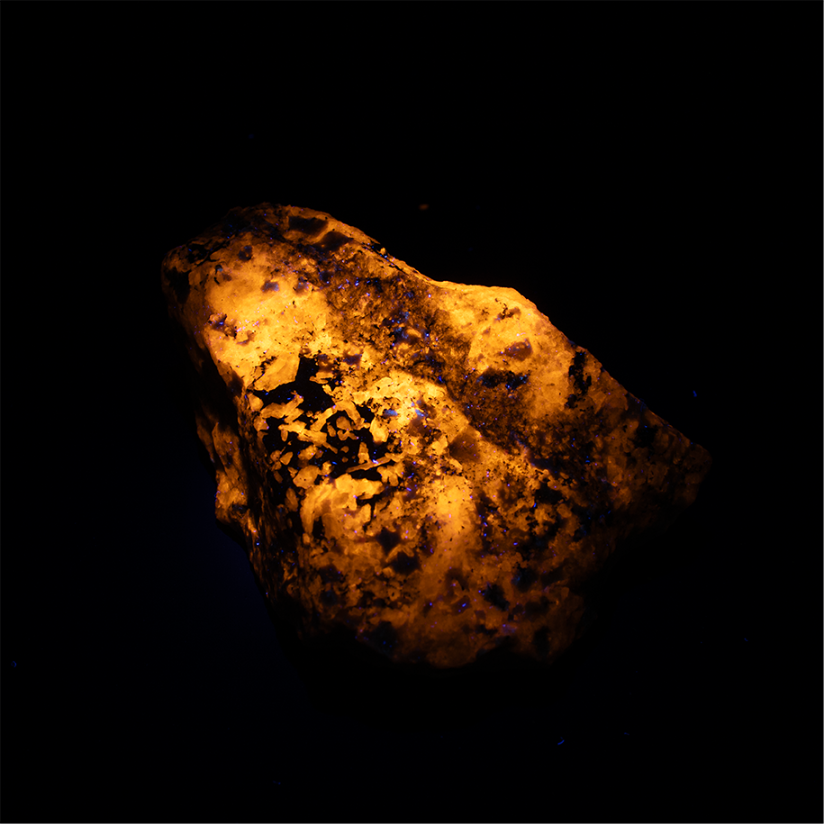 Blue Sodalite with Aegirine - 9.5 x 7.0 x 4.0 cm - 211.9 g