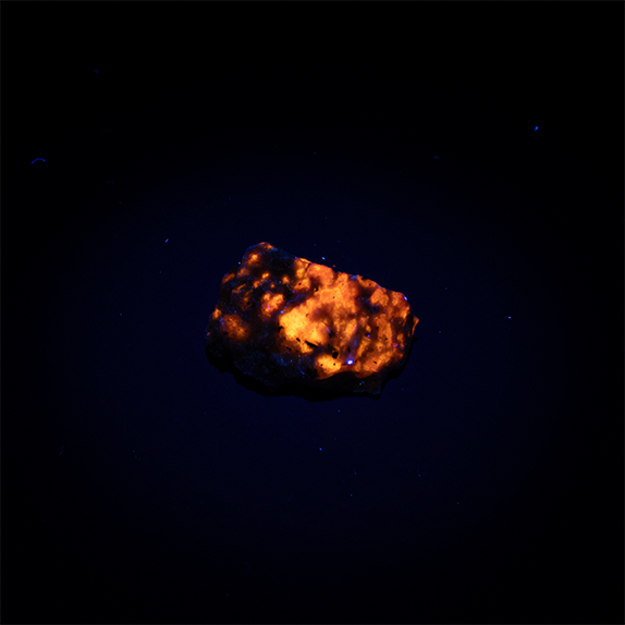 Sodalite var. Hackmanite - 2.3 x 1.7 x 1.0 cm - 4.0 g