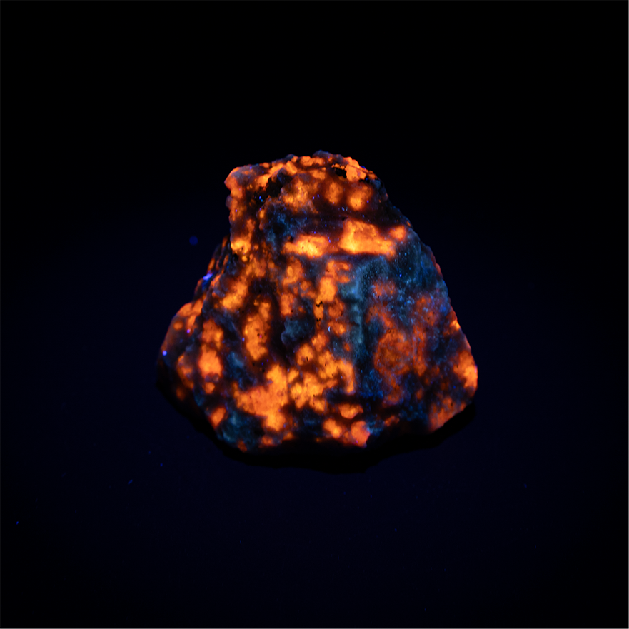 Sodalite var. Hackmanite - 3.0 x 2.0 x 2.2 cm - 12.2 g