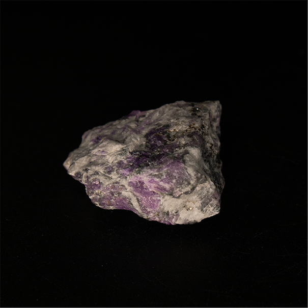 Sodalite var. Hackmanite – 2.3 x 2.0 x 1.2 cm – 4.2g