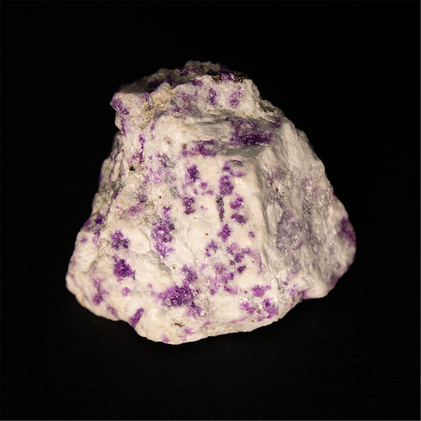 Sodalite var. Hackmanite - 3.0 x 2.0 x 2.2 cm - 12.2 g