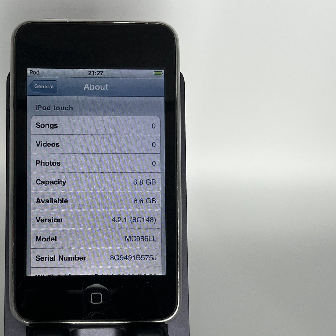 iPod Touch 2 - 8GB - Works fine - iOS 4.2.1