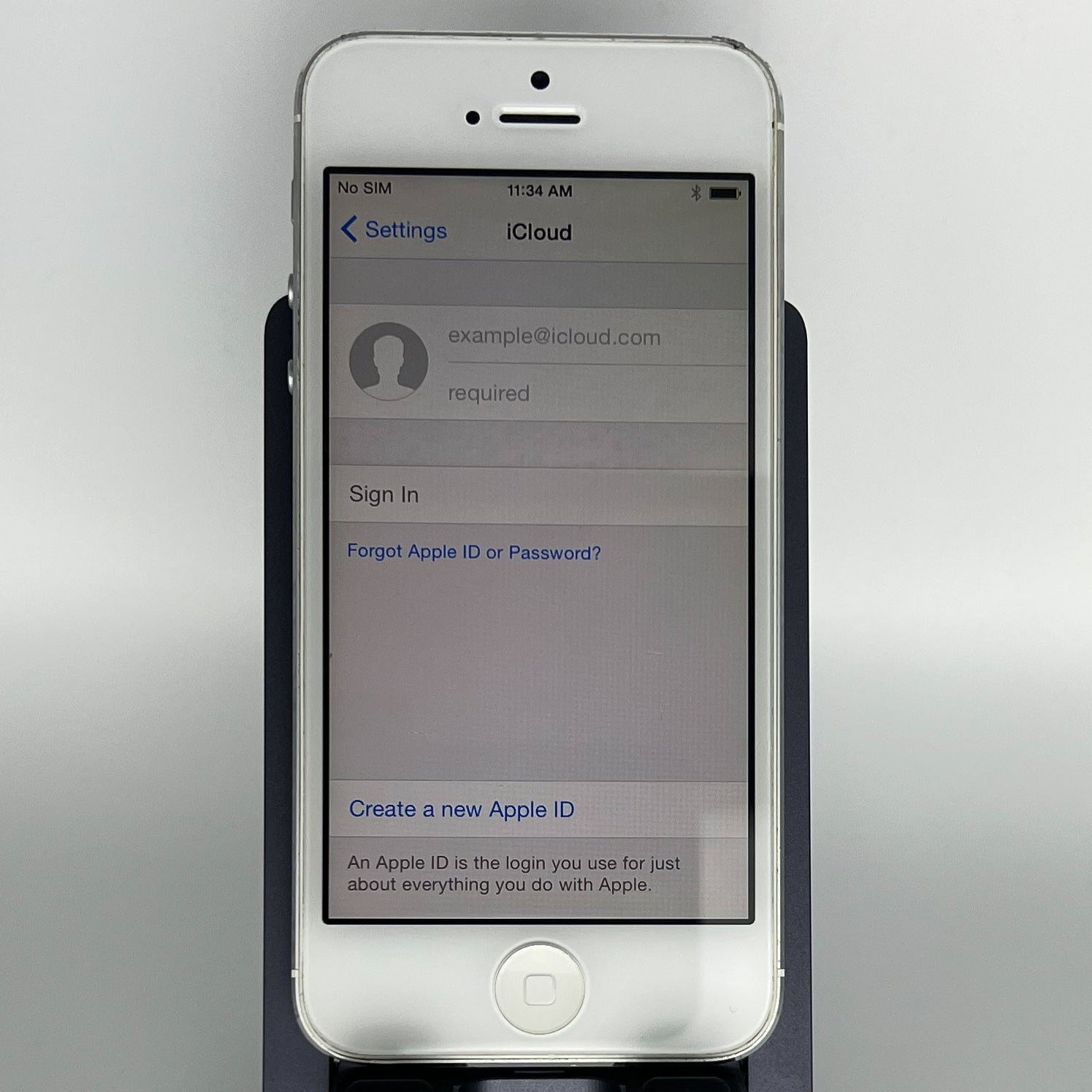 iPhone 5 - iOS 8.3 (RARE) - Locked - 16GB - Working fine