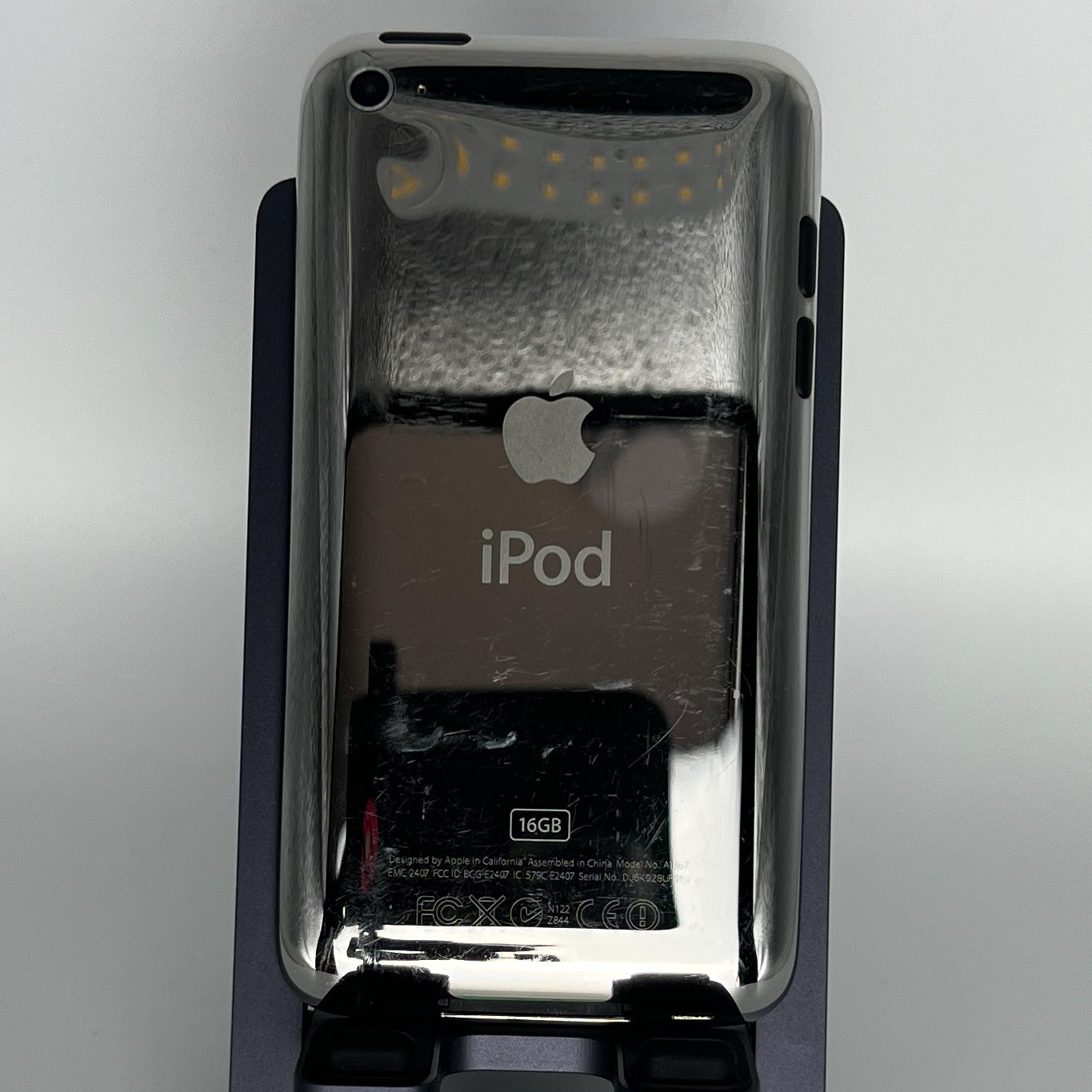 iPod Touch 4 - 16GB - Works fine - Very clean - iOS 6.1.6