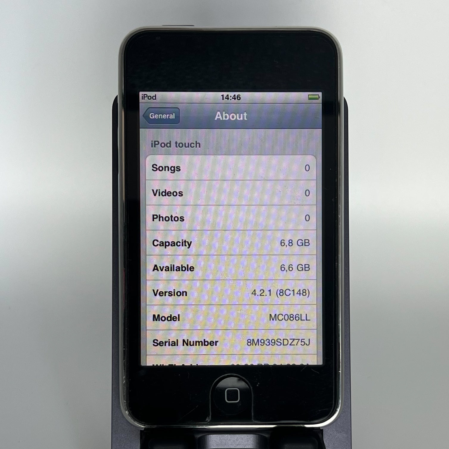 iPod Touch 2 - Works fine - 8GB - iOS 4.2.1 - With screen protector