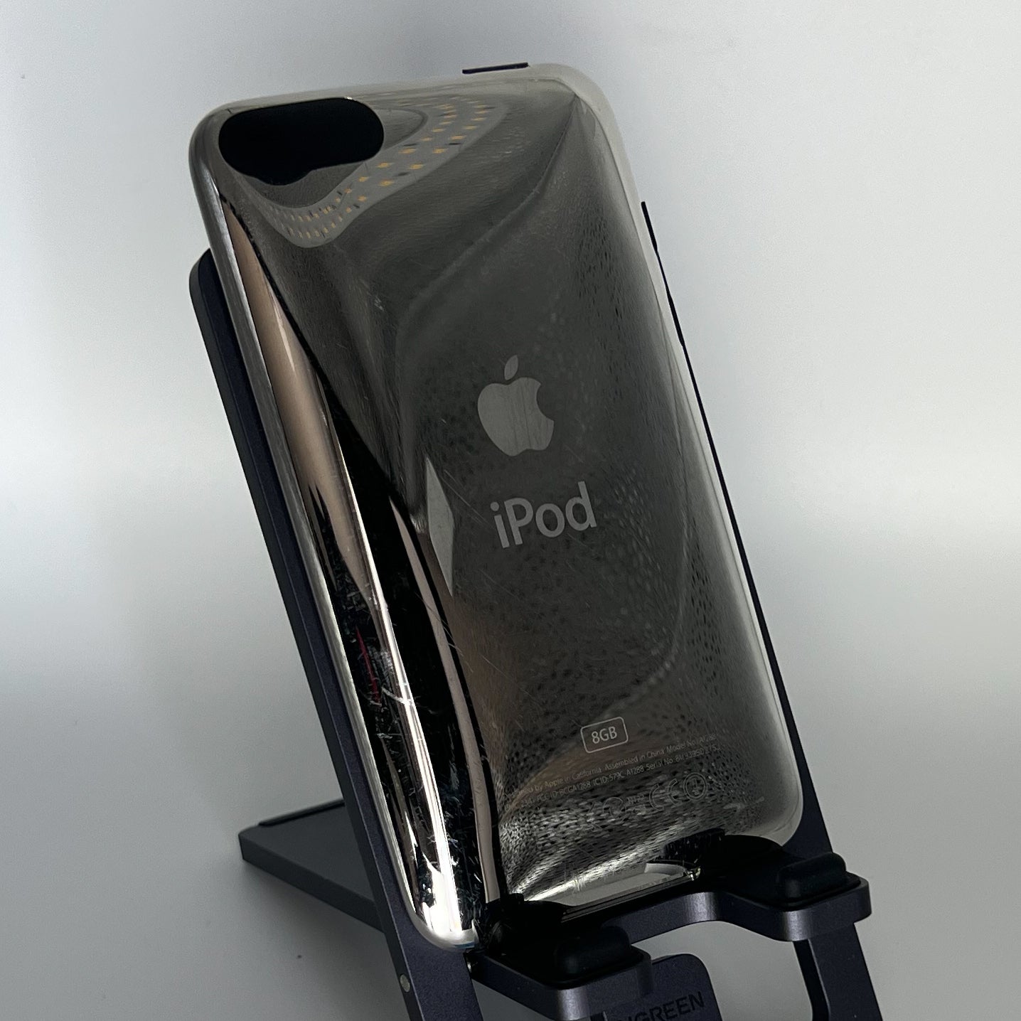 iPod Touch 2 - Works fine - 8GB - iOS 4.2.1 - With screen protector