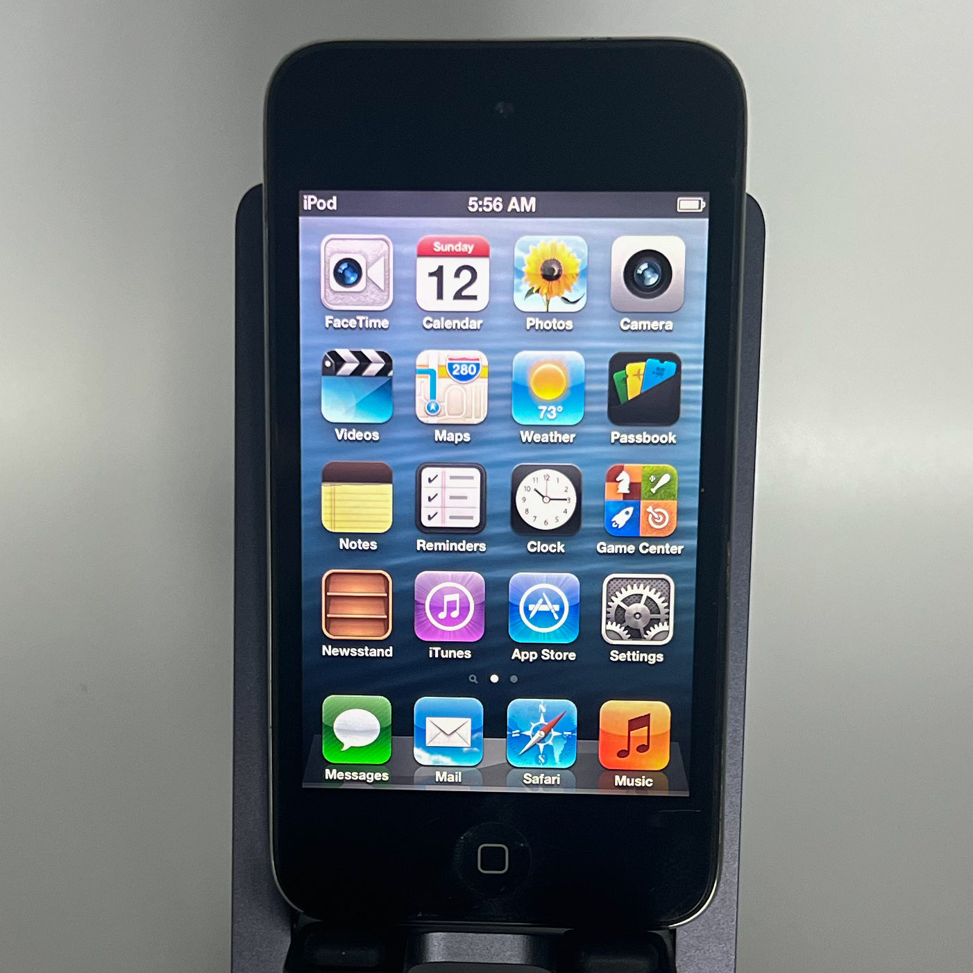 iPod Touch 4 - 8GB - Works fine - iOS 6.1.6