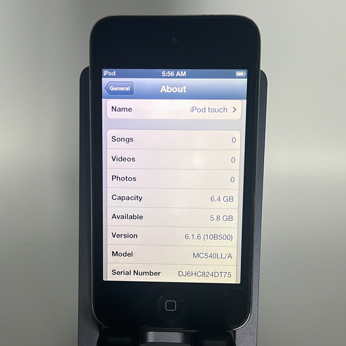iPod Touch 4 - 8GB - Works fine - iOS 6.1.6