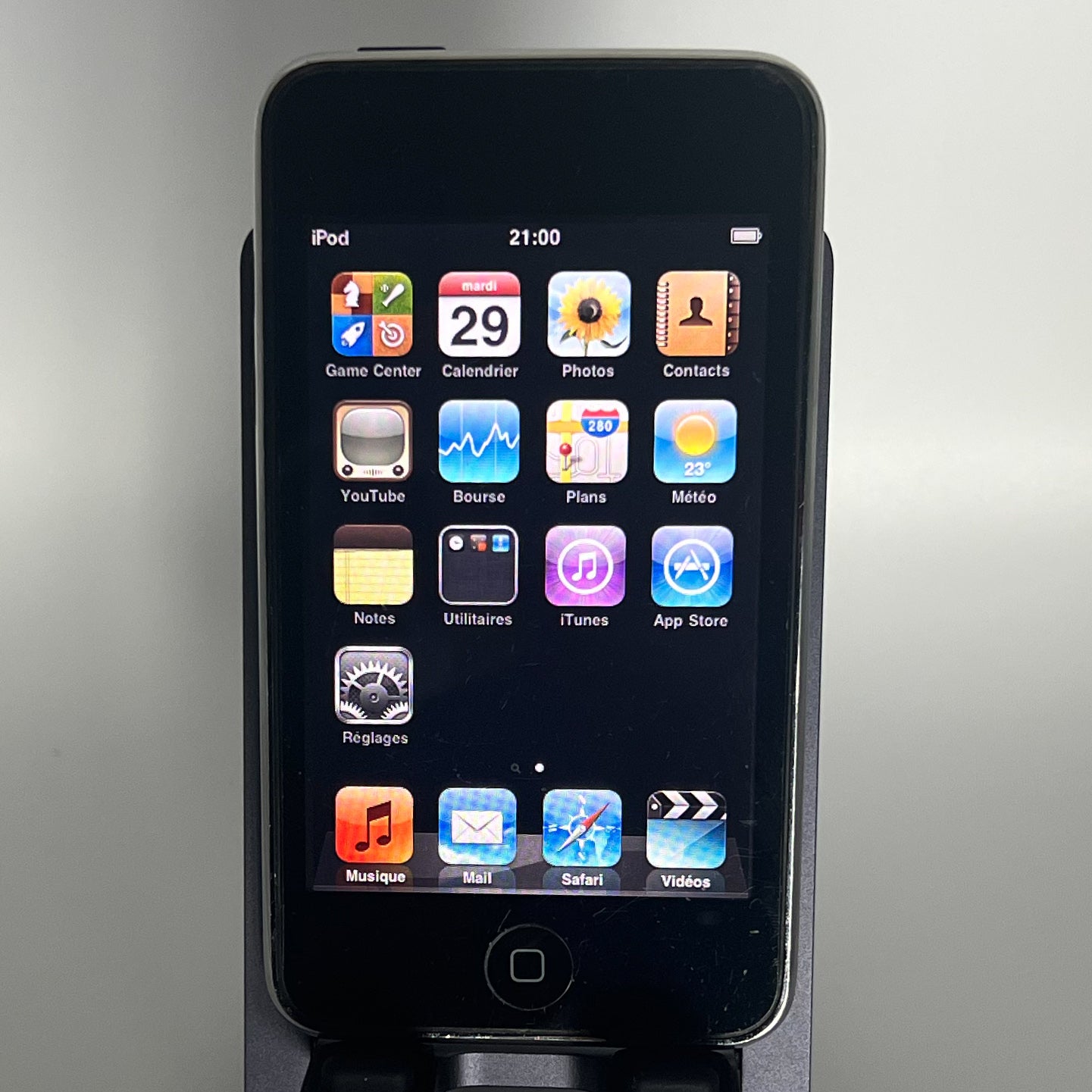 iPod Touch 2 - 8GB - Works fine - iOS 4.2.1 - A1288 - With screen protector