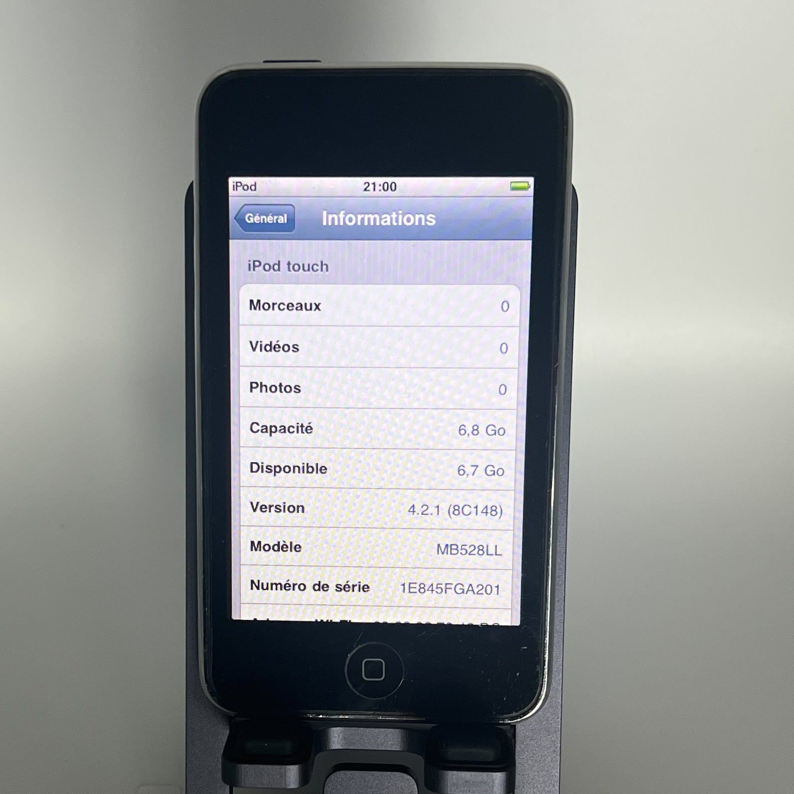 iPod Touch 2 - 8GB - Works fine - iOS 4.2.1 - A1288 - With screen protector