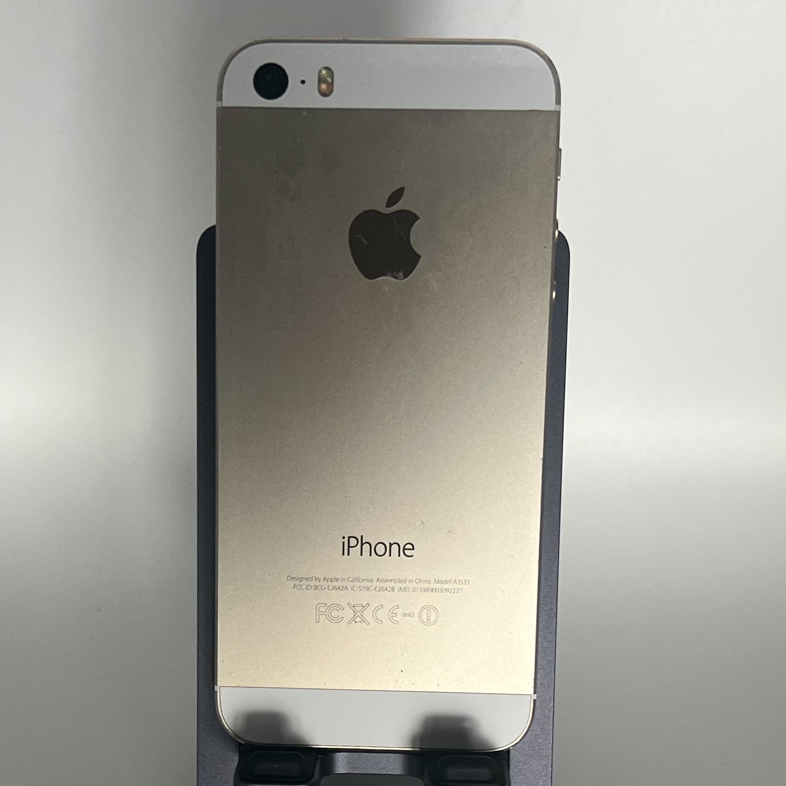 iPhone 5S - iOS 9.2 (RARE) - Locked - 16GB - Battery 85%