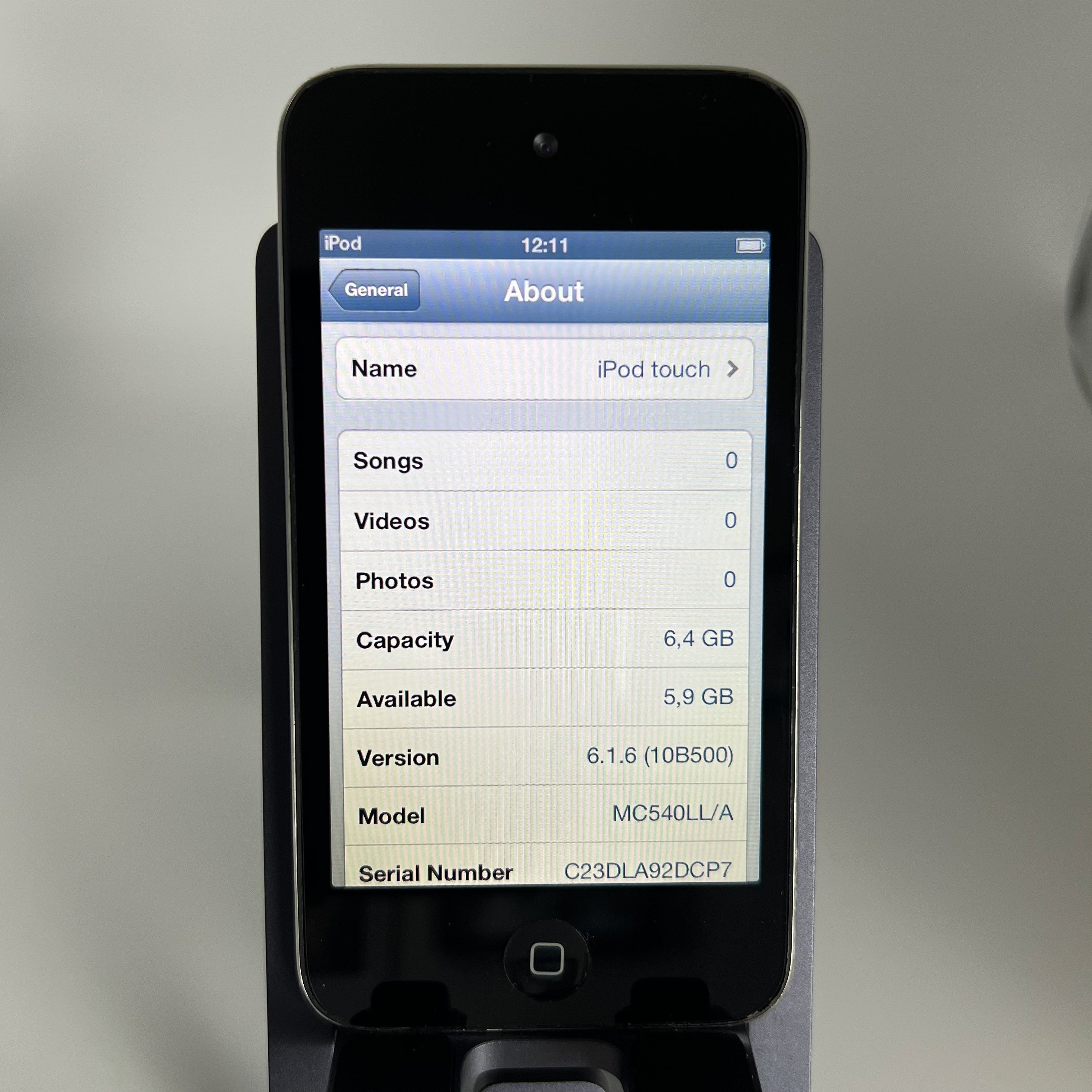 iPod Touch 4 - Works fine - iOS 6.1.6 - 8GB