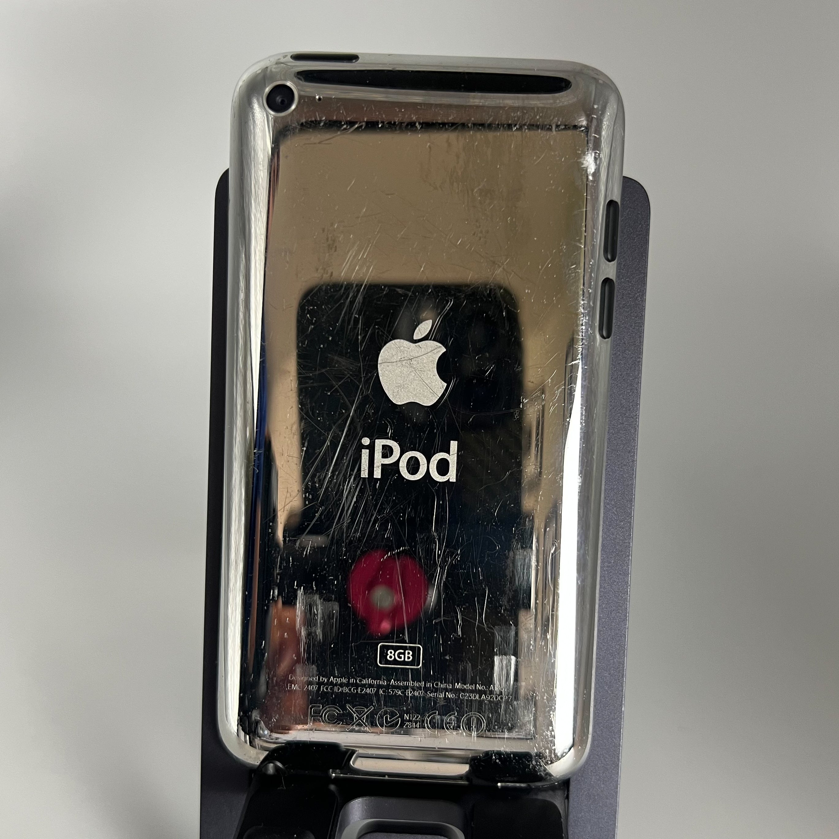 iPod Touch 4 - Works fine - iOS 6.1.6 - 8GB