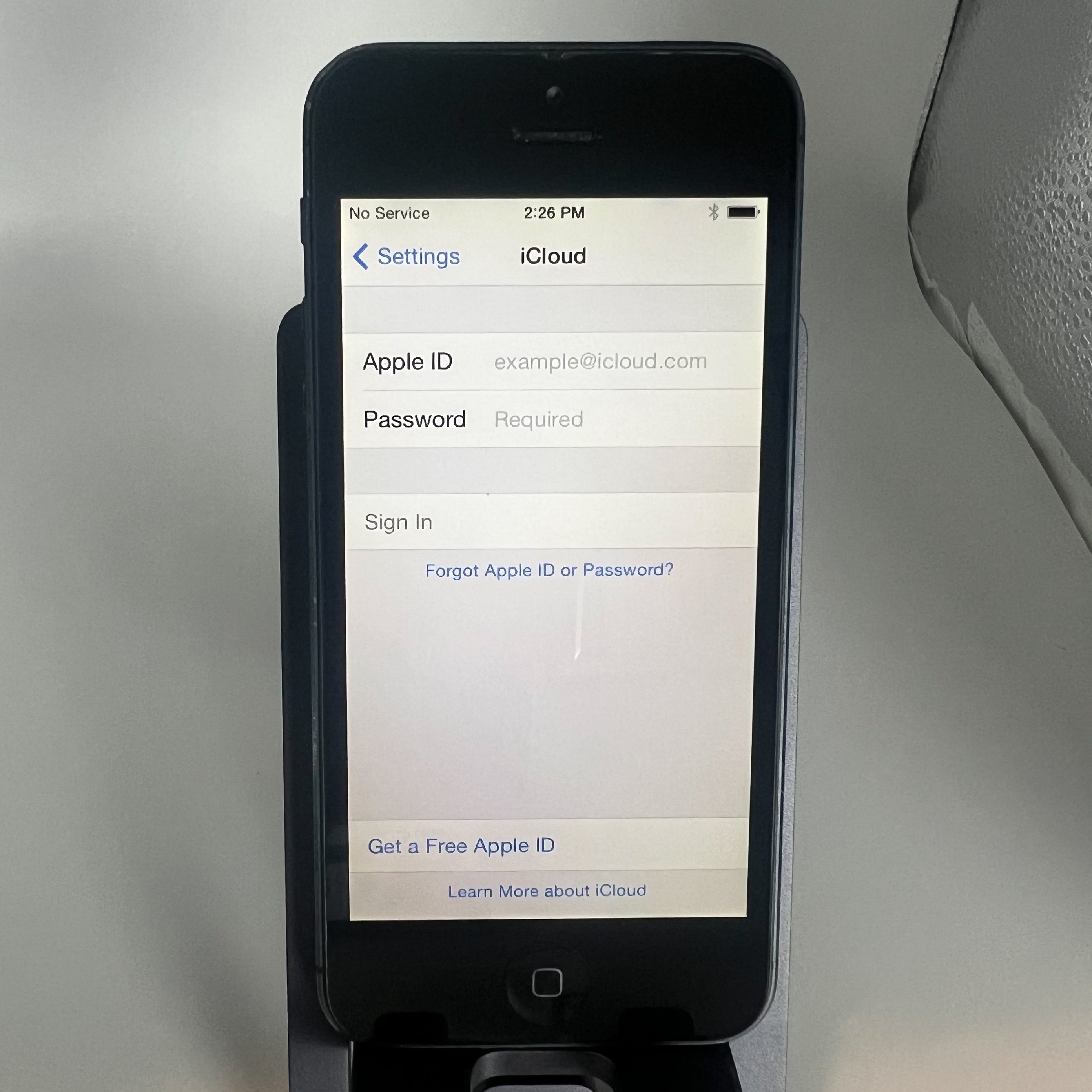 iPhone 5 - iOS 7.1.2 (RARE) - Locked - 32GB - Working fine