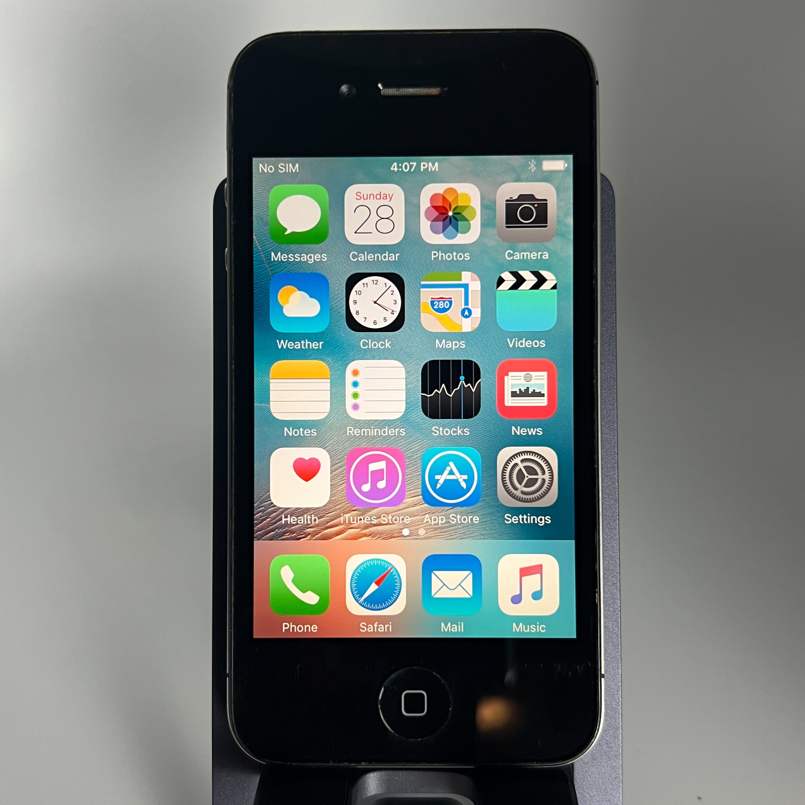 iPhone 4S - Works fine - 16GB - iOS 9.3.6 - Battery 82% - Locked